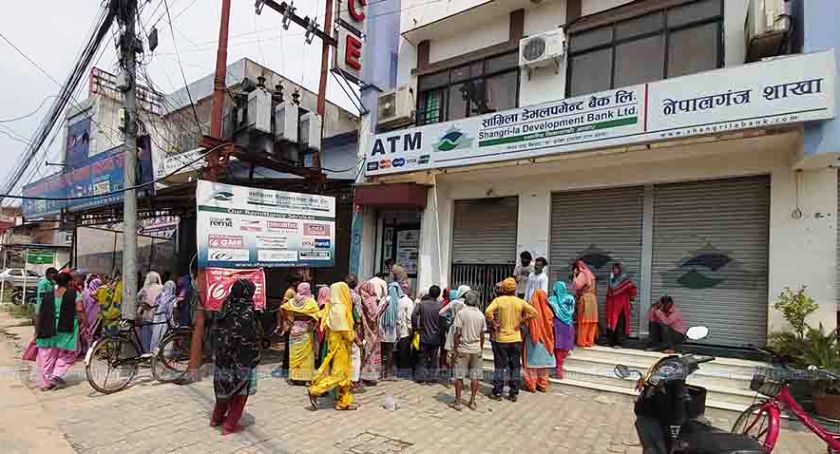 लकडाउन : नेपालगंजका बैंकहरुमा सैंयौको भिडभाड