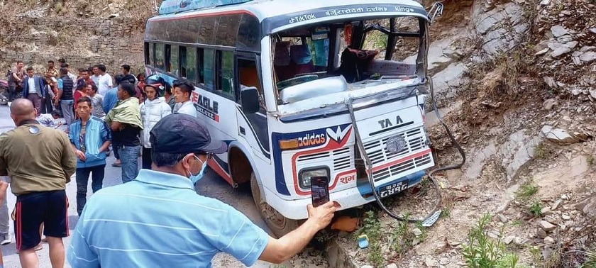 रामेछापबाट काठमाडौँ आउँदै गरेको बस दुर्घटना