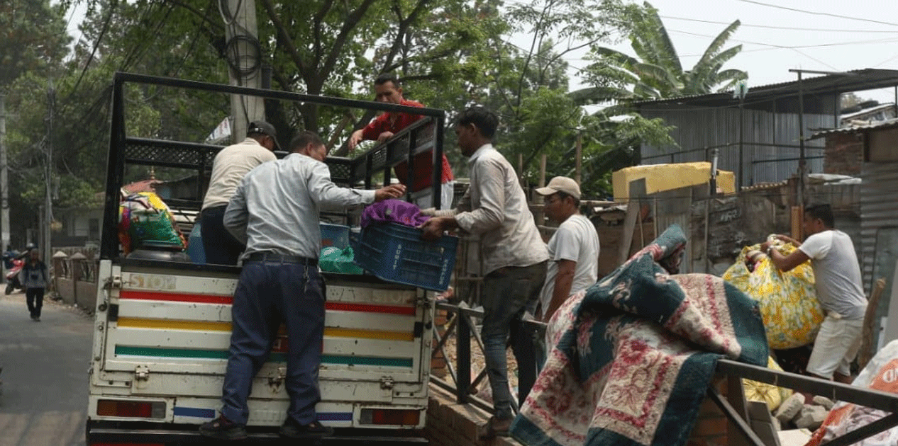 थापाथली क्षेत्रका अस्थायी बासिन्दाद्वारा बस्ती खाली गर्ने प्रक्रिया सुरु