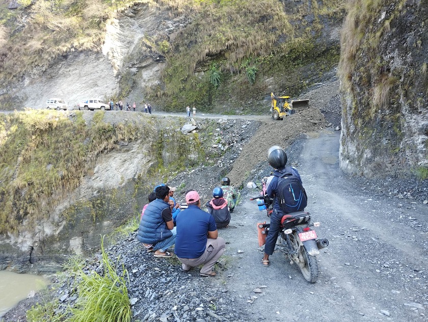 बेनी–दरबाङ सडक : ठाउँ–ठाउँमा पहिरो, यातायात अवरुद्ध