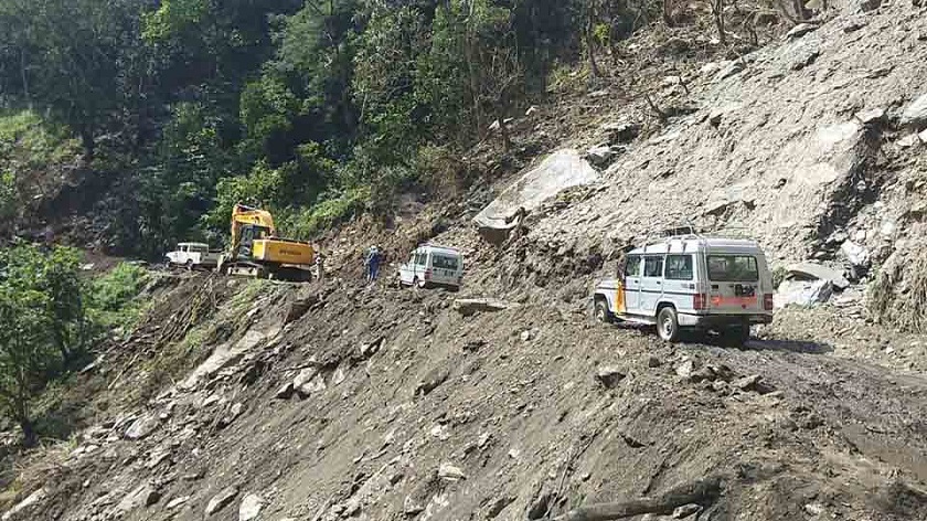 निरन्तरको वर्षाले बेँसीसहर–चामे सडक अवरुद्ध