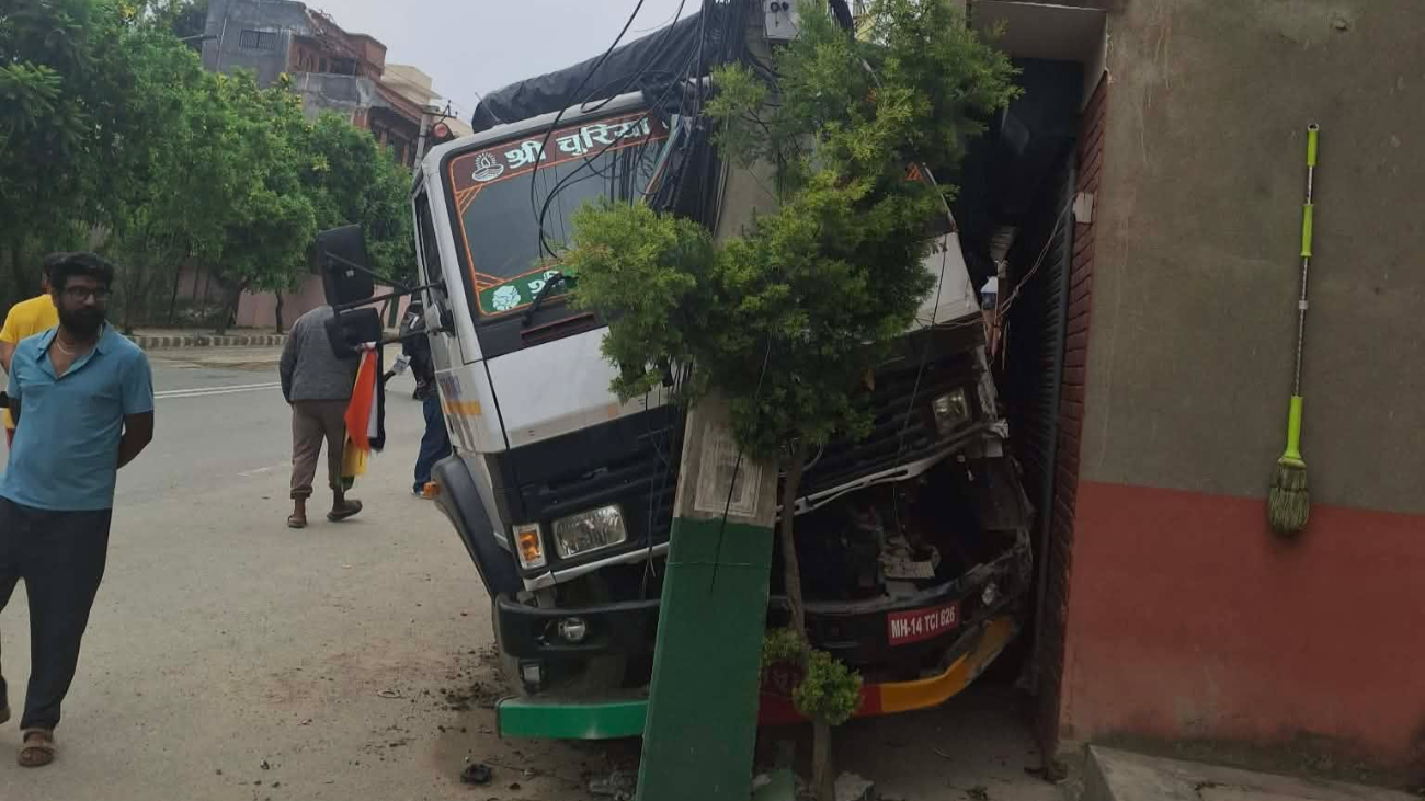  सिमेन्ट बोकेको ट्रक घरमा ठोकियो