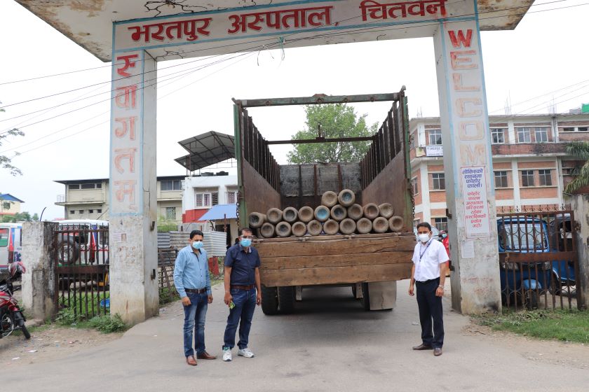 अष्ट्रेलियामा बसेका चितवनवासीले दिए भरतपुर अस्पताललाई ६० सिलिन्डर