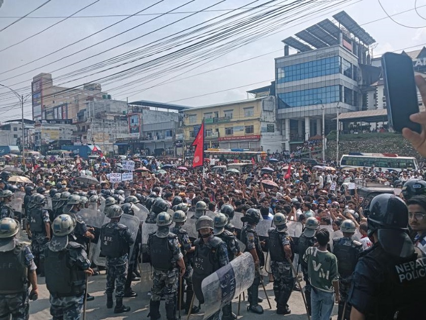भरतपुर महानगरपालिका तोडफोडको प्रयास, प्रहरीले हान्यो अश्रुग्यास