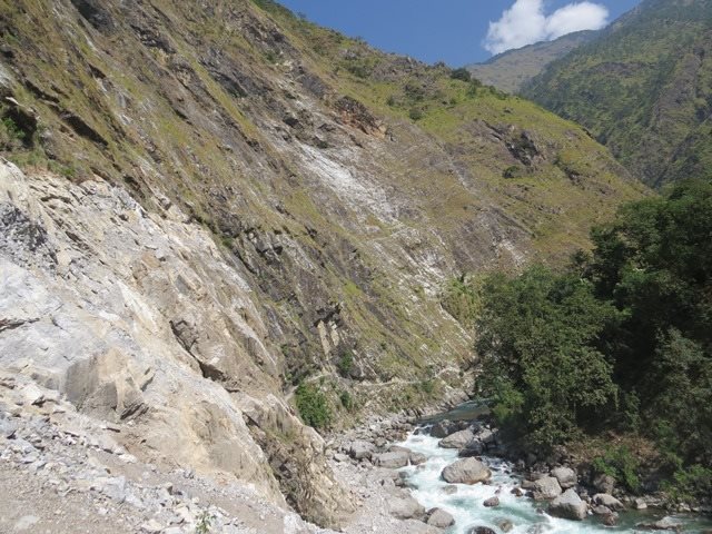 घाँसको भारी बोकेकी किशोरी भिरबाट खसिन्