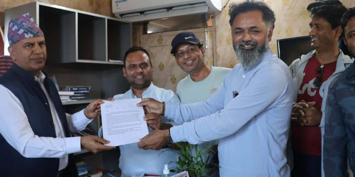 भृकुटी कागज कारखानाका श्रमिकको पारिश्रमिक माग्दै प्रधानमन्त्री बालेनलाई ज्ञापनपत्र