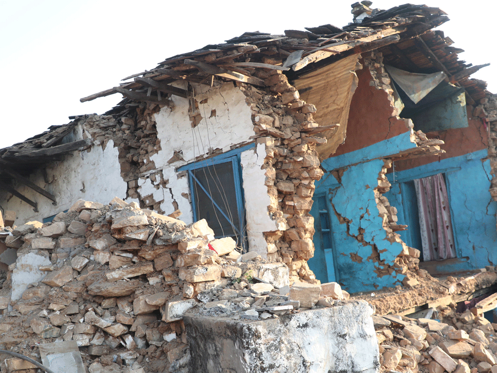 भूकम्पको एक दशक: भत्किएका संरचना पुनर्निर्माणको प्रतीक्षामा