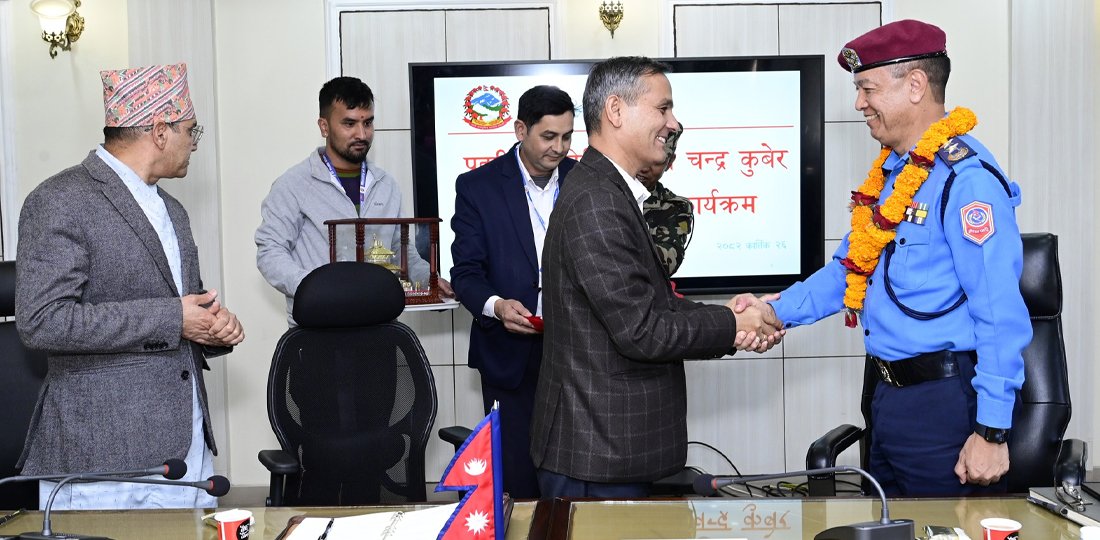 गृहमन्त्रीले गरे आईजीपी खापुङको बिदाइ