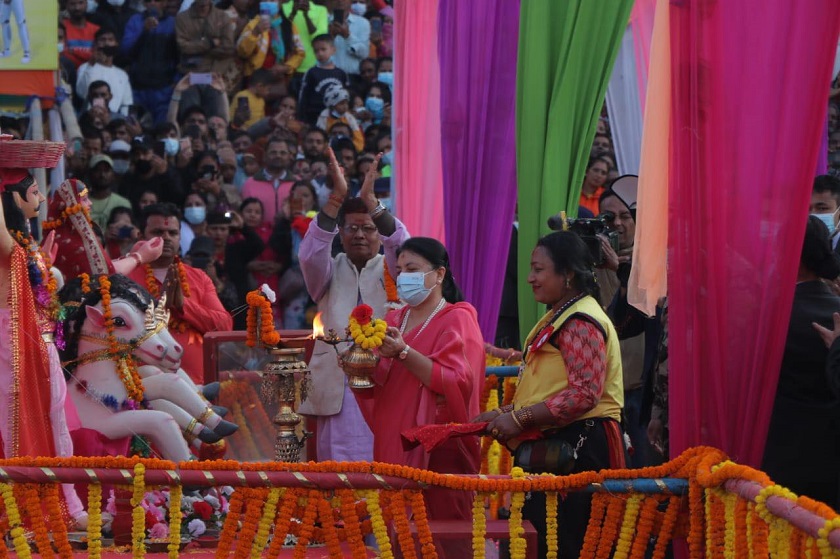 गुह्येश्वरी पुगेर राष्ट्रपति भण्डारीले गरिन् छठीमाताको पूजा