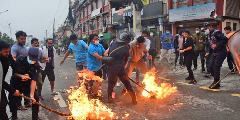 विपक्षी गठबन्धनका विद्यार्थी संगठनले गरे राष्ट्रपति र प्रधानमन्त्रीको पुत्ला दहन