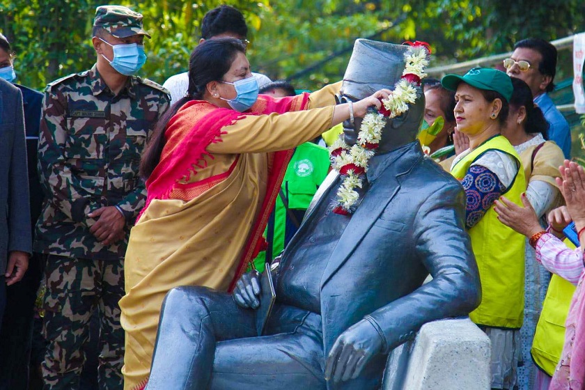 पूर्वराष्ट्रपतिले गरिन् मदन भण्डारीको शालिकमा माल्यापर्ण