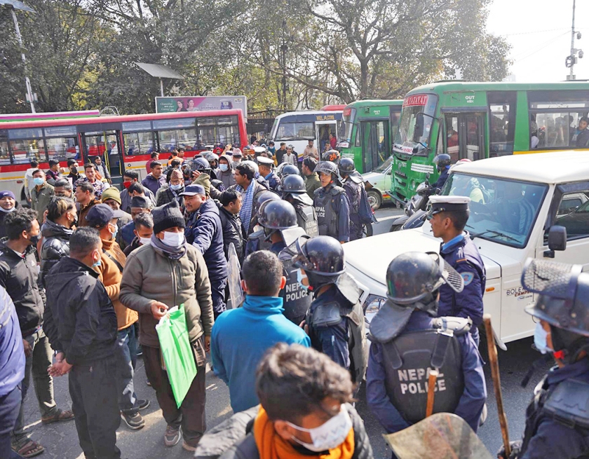 उपचार सेवा माग्दै बिरामीहरुले गरे प्रदर्शन, राष्ट्रपतिविरुद्ध नाराबाजी