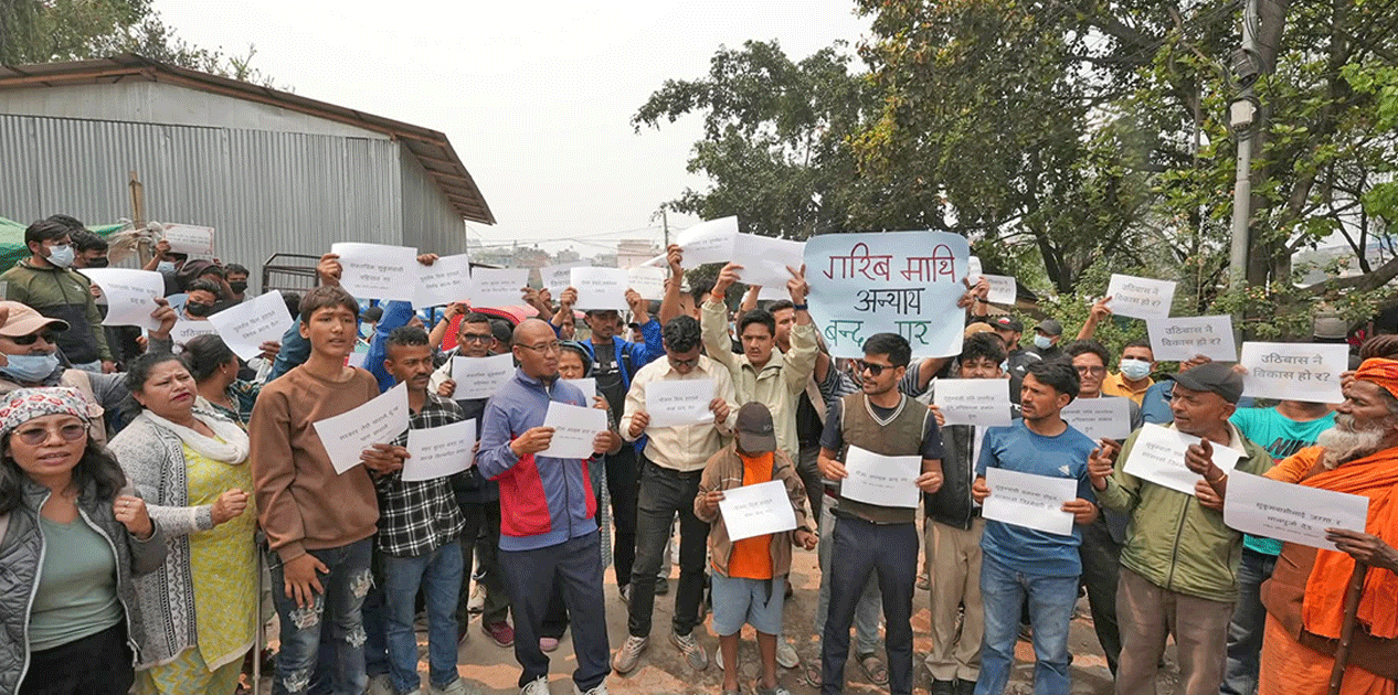 सुकुमवासी बस्तीमा सरकारविरुद्ध प्रदर्शन