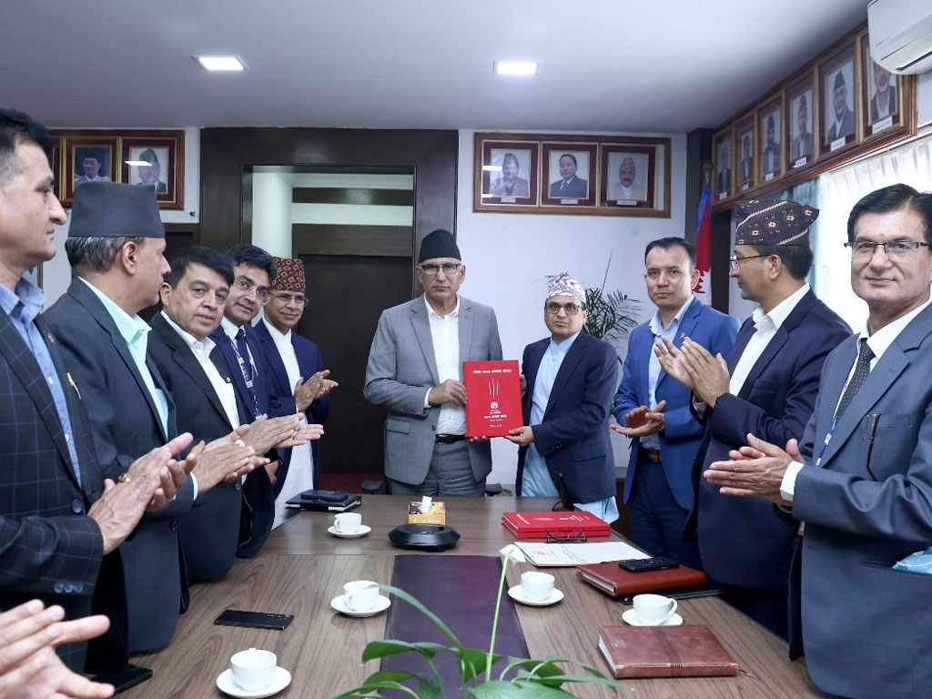राजस्व परामर्श समितिद्वारा अर्थमन्त्री समक्ष प्रतिवेदन पेश, कर आधार विस्तार गर्न सुझाव