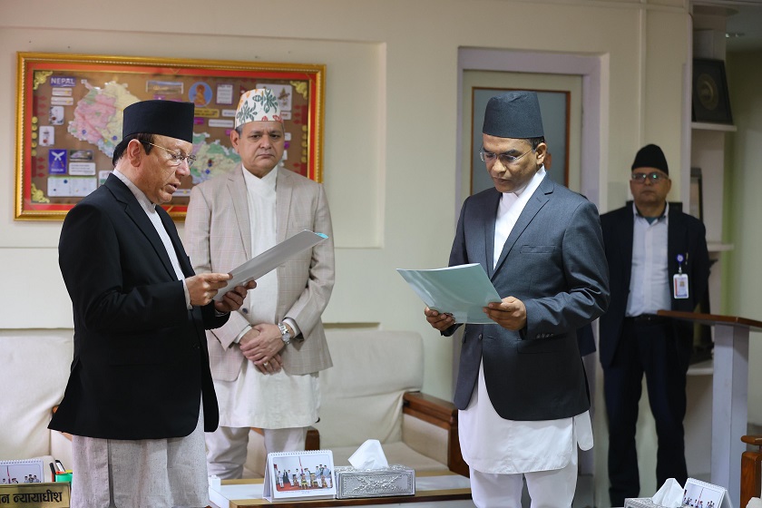 नवनियुक्त गभर्नर पौडेलले प्रधानन्यायाधीशबाट लिए शपथ