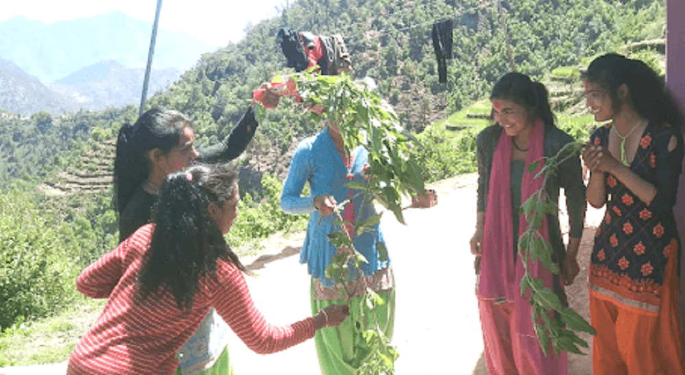 सुदूरपश्चिममा शरीरमा सिस्नुपानी लगाएर नयाँ वर्ष मनाइँदै