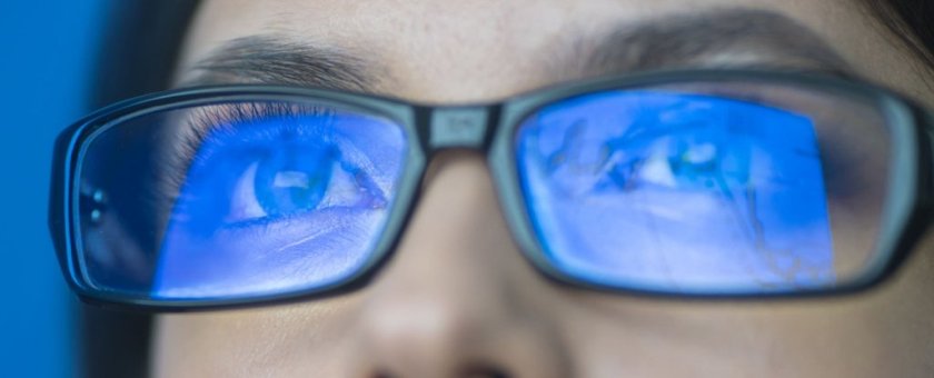 निलो प्रकाश दिने चश्मा निन्द्राका लागि फाइदाजनक