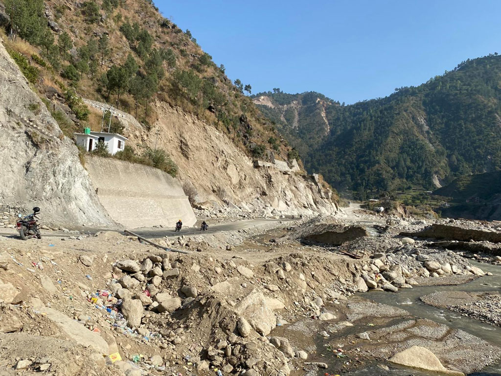आठ घण्टादेखि बीपी राजमार्ग अवरुद्ध, बेपत्ता महिलाको खोजी गरिँदै