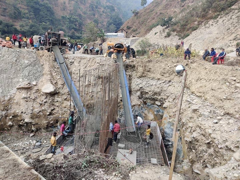 विकासलाई गुट निर्माणको माध्यम बनाइँदै : उदघाटन गर्नुपर्ने पुलको शिलान्यास