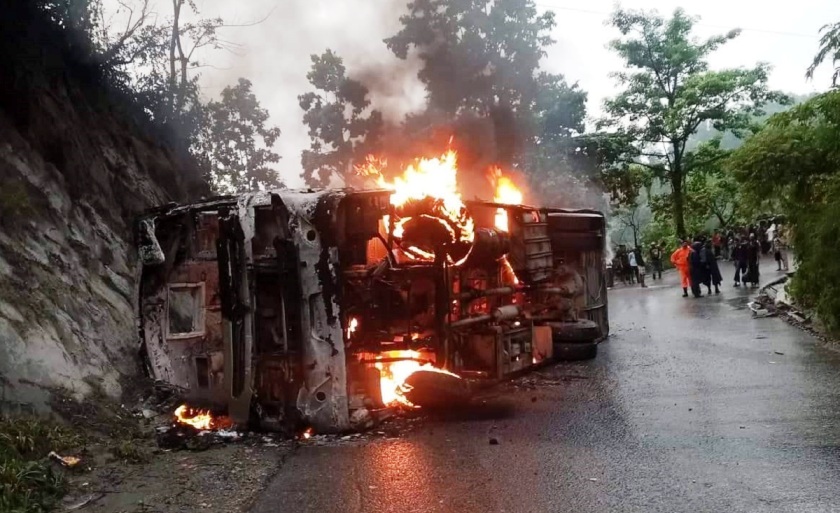 नवलपरासीको दाउन्नेमा बस पल्टिएर आगलागी हुँदा ३१ जना घाईते, ६ जनाको अवस्था गम्भीर