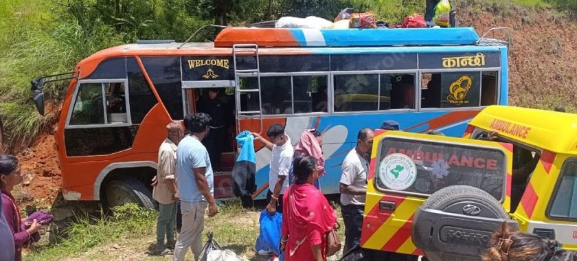 काभ्रेमा बस दुर्घटना, २३ जना घाइते