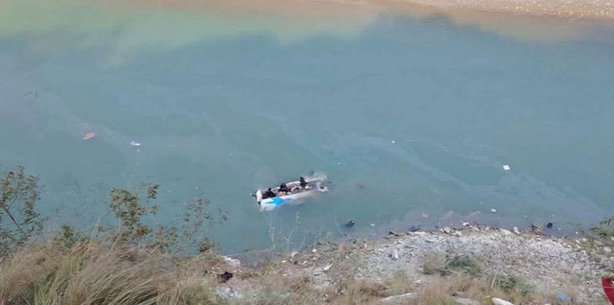 तामाकोसी बस दुर्घटनामा बेपत्ता भएका दुईमध्ये एक बालकको शव ७ दिनपछि भेटियो