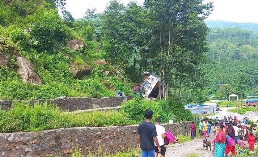 दोलखाको गोपीखोलामा बस दुर्घटना, १६ जना घाइते