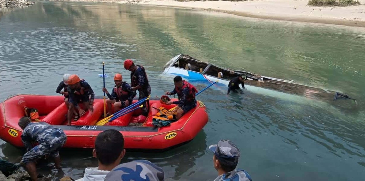 रामेछाप बस दुर्घटना अपडेट : सात जनाको मृत्यु, बेहोस अवस्थामा चार जनालाई अस्पताल लगिँदै