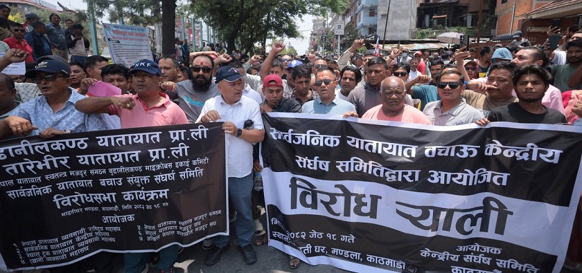 गाडीमा कालो झण्डा राखेर यातायात व्यवसायीको विरोध
