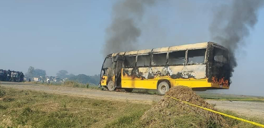 रुपन्देहीमा स्कूल बसको ठक्करबाट २ जनाको मृत्यु, आक्रोशित स्थानीयले गरे बसमा आगजनी
