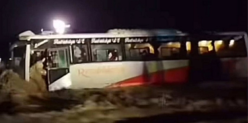 विनयी खोलामा आएको बाढीले बस बगायो, यात्रु सकुशल