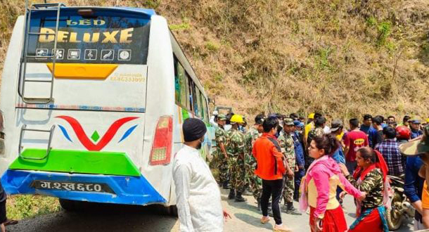 सुपादेउराली दर्शनका लागि गएको बस दुर्घटना, ३० जना घाइते