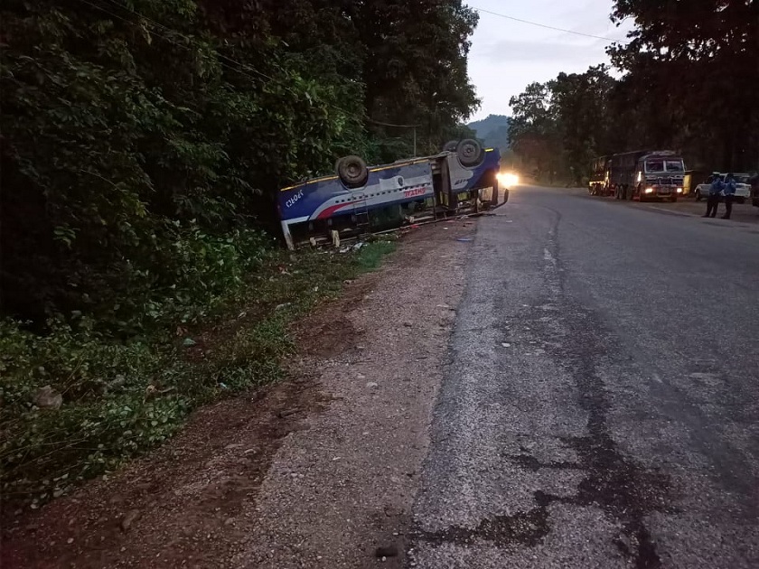 काठमाडाैं जाँदै गरेकाे बस कपिलवस्तुमा दुर्घटना, १८ यात्रु घाइते