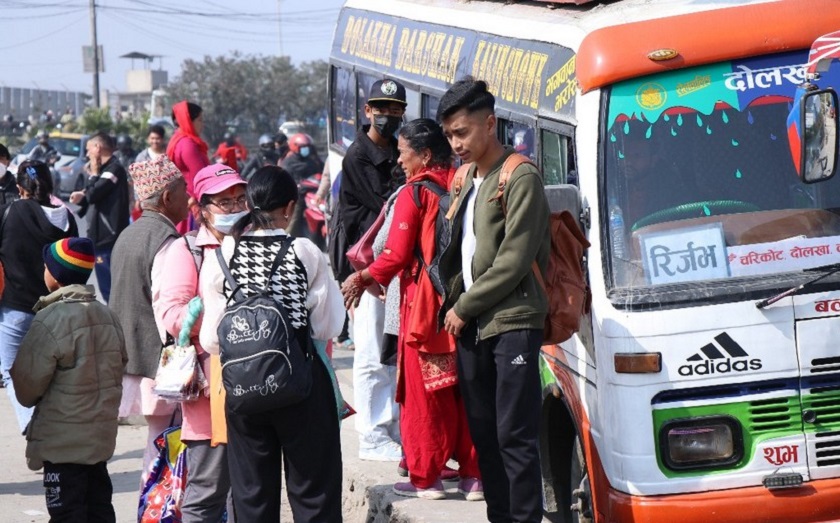 मतदानका लागि काठमाडौंबाट गाउँ फर्किनेहरूको भीड (तस्बिरहरु)