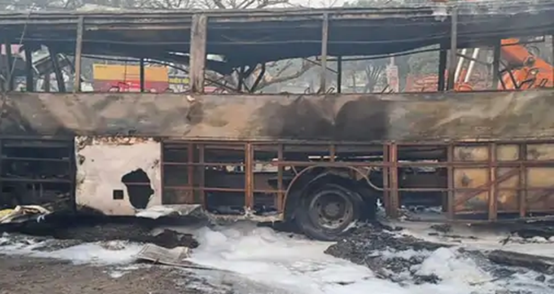 उत्तर प्रदेशमा ट्रकसँग बस ठोकिएर आगलागी हुँदा ३ जनाको मृत्यु, २४ घाइते, अधिकांश यात्रु नेपाली