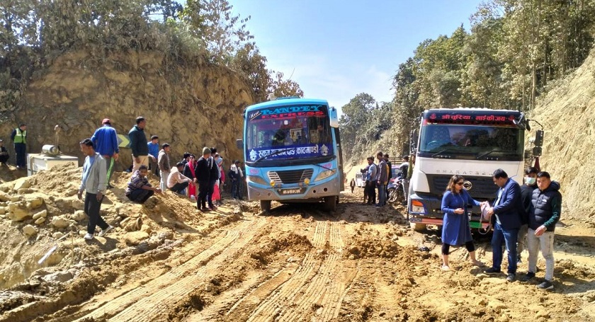 नारायणघाट–बुटवल सडकको दाउन्ने खण्ड अवरुद्ध