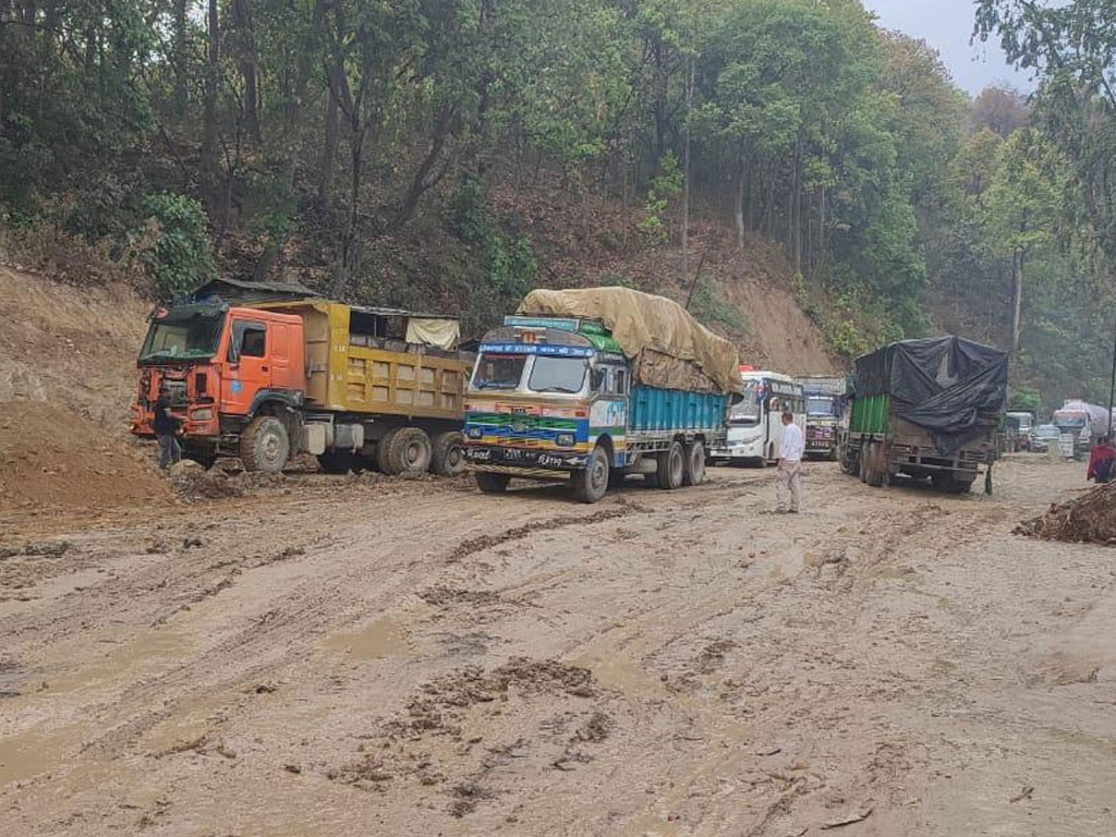 दाउन्नेमा सडक चिप्लो हुँदा बुटवल-नारायणगढ सडक अवरुद्ध