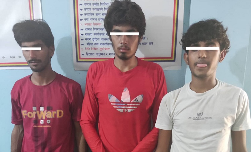 गाडी लुट्ने तीन भारतीय लुटेरा पक्राउ