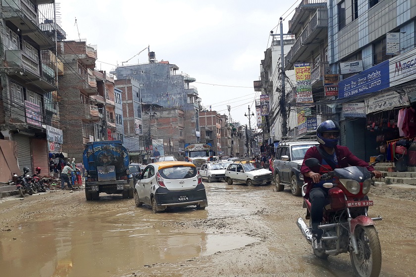 विश्व सम्पदा सूचीमा सूचीकृत बौद्ध स्तुप क्षेत्रको सडक एक वर्षदेखि मर्मतको पर्खाइमा