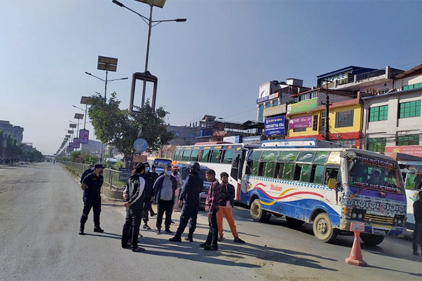 पेट्रोलियम पदार्थको मूल्यवृद्धि फिर्ता गर्न माग गर्दै रूपन्देहीमा प्रदर्शन