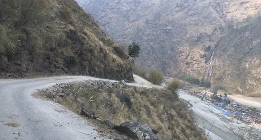 मनाङमा तिमाङ खोलाको काठेपुल जिर्ण भएपछि यातायात अवरुद्ध