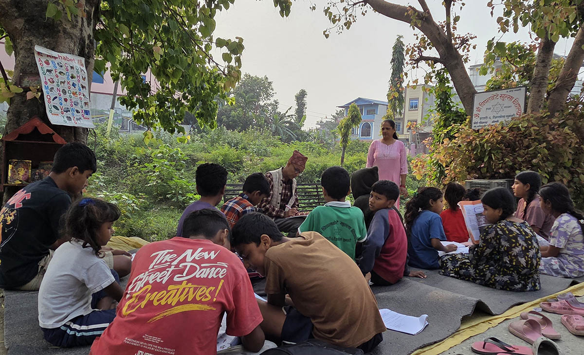 ‘खुला पाठशाला’ : पिपलको फेदमा बोरा ओछ्याएर चन्द्र सरको निःशुल्क ट्युसन कक्षा