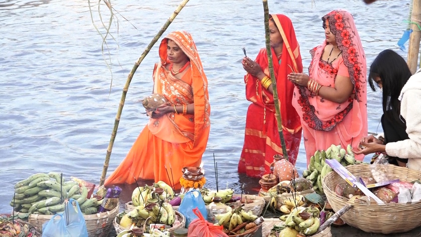 अस्ताउँदो सूर्यलाई अघ्र्य दिइयो