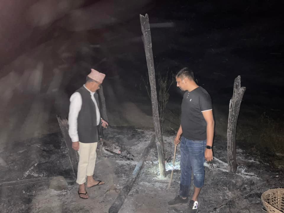निकुञ्ज अतिक्रमण गरेको भन्दै चितवनमा चेपाङका घरगोठ जलाइए