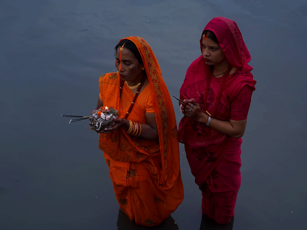 अस्ताउँदो सूर्यलाई अर्घ्य दिइयो
