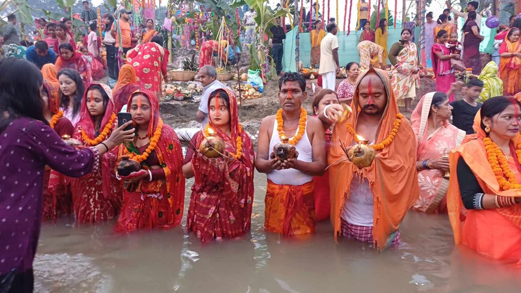उदाउँदो सूर्यलाई अर्घ्य दिएसंगै सम्पन्न भयो छठ