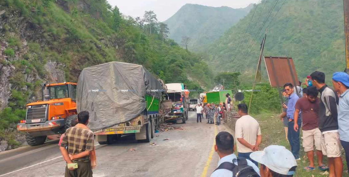 चितवनमा दुई ट्रक एकआपसमा ठोकिँयो, ७ जना घाइते