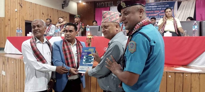समुदाय–प्रहरी साझेदारी कार्यक्रमअन्तर्गत चितवनमा सचेतनामूलक पुस्तक वितरण
