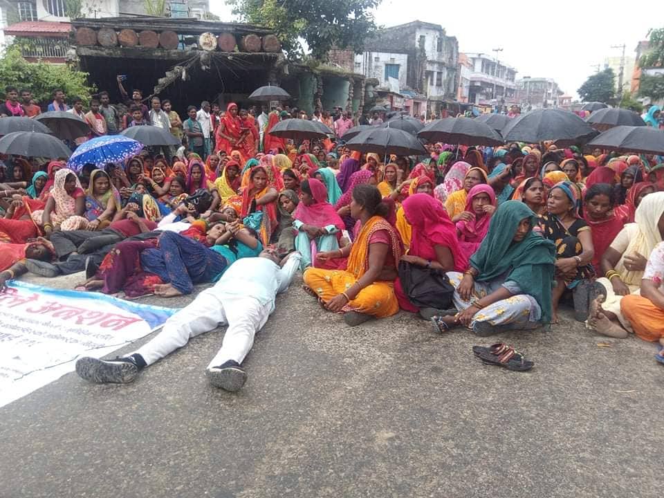 चुरे संरक्षण अभियान्ताले सडकमै सुतेर गरे मधेस सरकारको विरोध