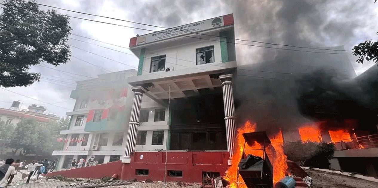 काँग्रेस केन्द्रीय कार्यालयमा आगजनी र तोडफोड